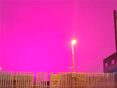 英国伯明翰雪夜惊现粉红天空 真相出人意料