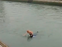 成都七旬老人与众人联手救援落水男子