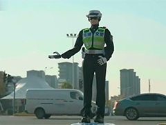 安徽芜湖"机器人交警"上岗辅助指挥交通