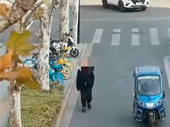 上海老人出门迷途 民警一小时寻回