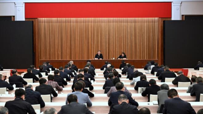 陈吉宁在市委中心组学习会上强调深刻把握“乘势而上全面发力”和“转型升级攻坚突破”内在要求 锚定战略重点 抓好推进落实 确保“十五五”开好局起好步