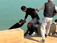 姐弟江边游玩不慎落水 众人紧急施救