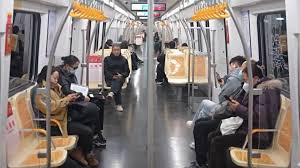 四川成都 乘车新体验 地铁座椅带扶手 "一人一座"