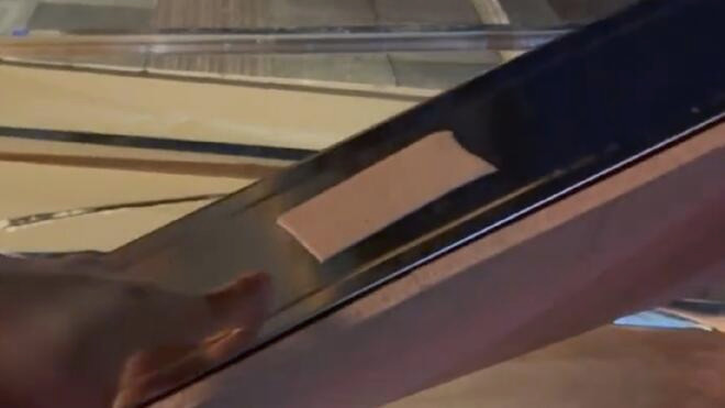 沿街商铺围挡突倒伏 仅用双面胶固定?