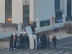 浙江衢州 两车相撞一车侧翻 众人合力救出被困司机