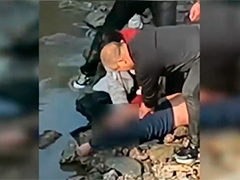 陕西安康村民两度跳入冰冷河水 营救被困人员