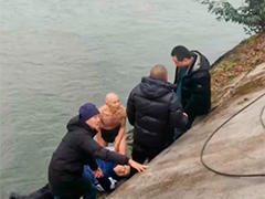 成都寒冬中七旬老人激流救人获点赞