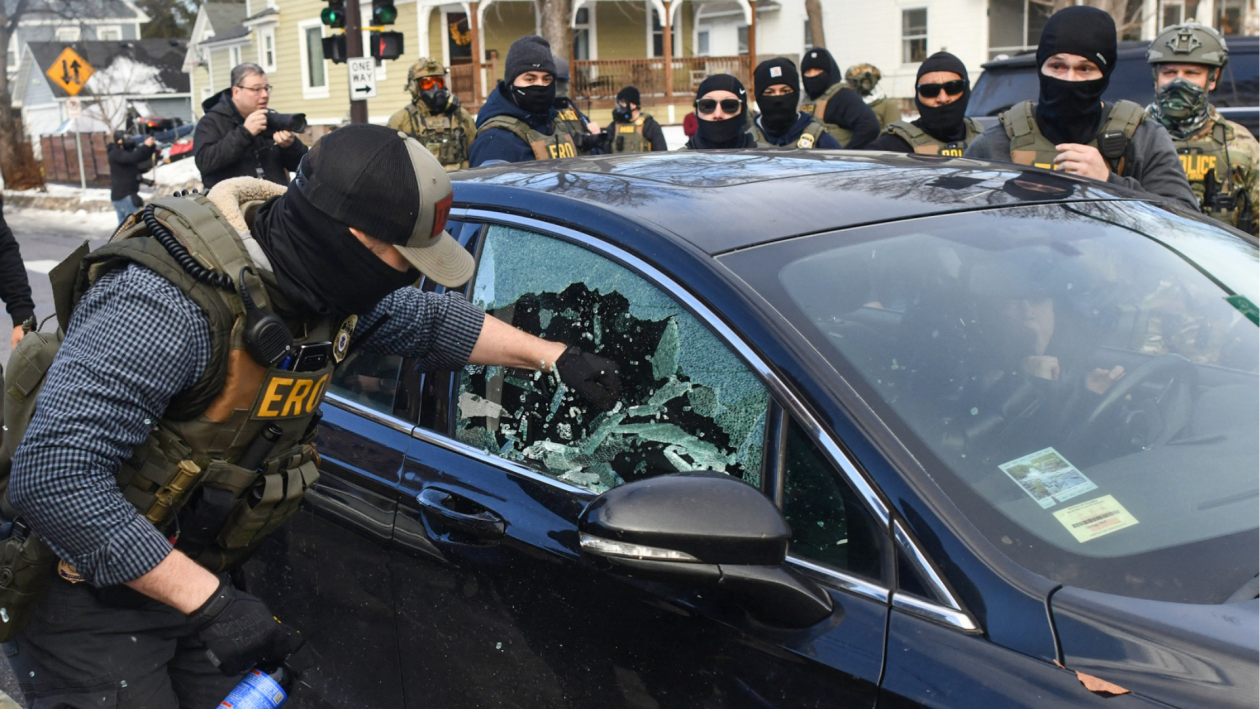 美联邦执法人员在明尼阿波利斯市打伤一男子 再次引发激烈冲突