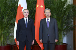 赵乐际会见加拿大总理