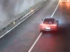 贵州黔东南 司机点烟"分神" 车辆失控追尾