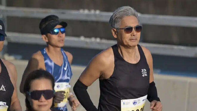 2026香港马拉松开跑 周润发、郭晶晶等参加