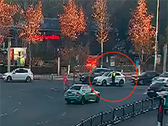 女子驾车突发心脏病 辅警变身"代驾"极速救援