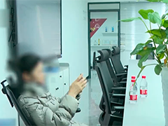 金条线下交易牵出炒股骗局 警方苦劝3小时止损