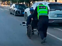 贵州长顺 老人轮椅突发故障"逆行" 民警及时援助