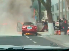 小车自燃 多名保安合力扑救