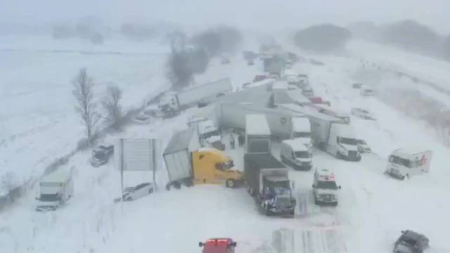 美国密歇根州暴雪引发百车连环相撞 多人受伤