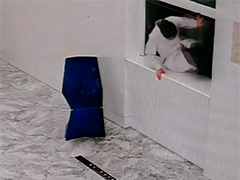 医护人员翻越窗口 争分夺秒抢救昏迷儿童