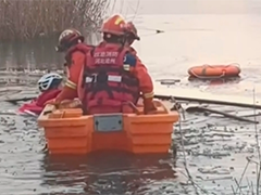 老人户外滑冰掉进冰窟 消防乘船破冰救援