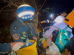 安徽绩溪 寒夜救援五名被困"驴友"