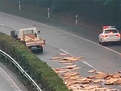 高速路货车侧翻占道 警民合力快速处置