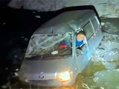 山东潍坊 车辆坠冰水沟2人被困 消防紧急救援