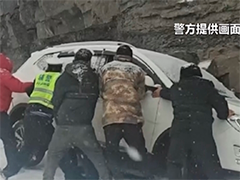 山西晋城 雪天车辆遇险 警民合力救援