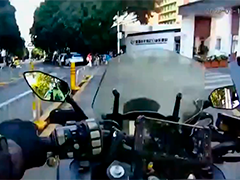 四名铁骑护送幼童 引导车辆前往医院