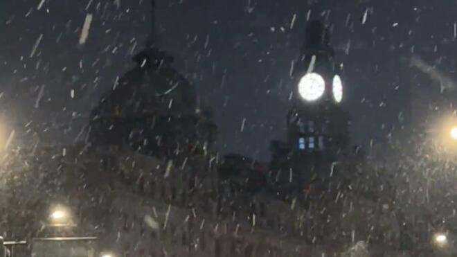 上海大寒节气飘雪 中心城区银装初现