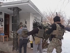 美移民执法人员持枪破门强行逮捕屋内男子