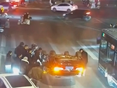 汽车侧翻司机被困 热心人合力破窗救援