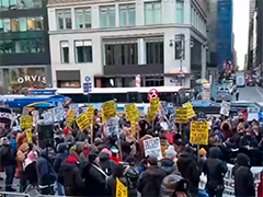 美国纽约民众示威游行 抗议政府多项内外政策