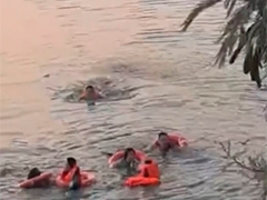 小车撞破铁网直冲入湖 三人惊险获救