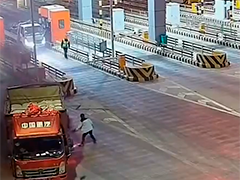 高速交警分工协作 8分钟扑灭货车起火