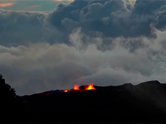 法属留尼汪岛火山喷发 壮观景象吸引大批游客