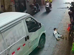小孩趴地险被车轧 外卖小哥大吼阻止