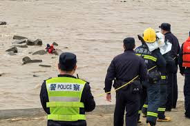 游客帆船出游遇险被困 消防紧急救援