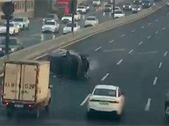 早高峰两车相撞 车辆侧翻众人相助