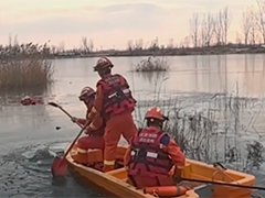 河北沧州 老人滑"野冰"掉进冰窟 消防紧急救援