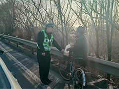 男子骑车误上高速 民警及时制止