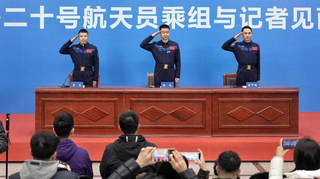 中共中央 国务院 中央军委关于给陈冬颁发"一级航天功勋奖章‘’ 授予陈中瑞、王杰"英雄航天员"荣誉称号并颁发"三级航天功勋奖章"的决定