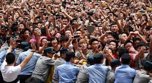 诱导未成年人非理性消费 警惕"饭圈"乱象