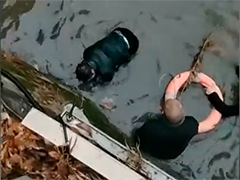 出租车失控坠河 六旬老汉跳河救人