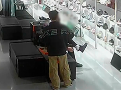 "狸猫换太子"两男子用高仿调包正品被拘