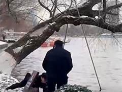 江苏南京 老人不慎落水被困 民警紧急救援