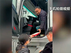 河南沈丘大雪封路货车司机被困 热心人免费送饺子