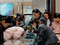 "秒杀"消费券后 市民转头排队"抢"金