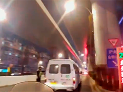 核载17人实载21人 晚高峰查获超载客车