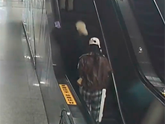 南宁乘客扶梯摔倒 地铁警员秒按急停键