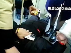 旅客突发疾病 众人合力救助