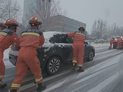 低温路滑车辆失控侧翻 消防员快速施救